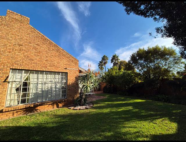 3 BEDROOM TOWNHOUSE FOR SALE IN VANDERBIJLPARK SE 3
